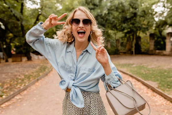 Atraente Loira Rindo Mulher Franca Andando Parque Roupa Elegante Camisa — Fotografia de Stock