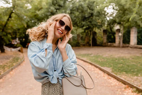 Приваблива Блондинка Сміється Відверта Жінка Ходить Парку Стильному Вбранні Синя — стокове фото