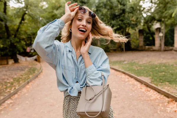 Atractiva Rubia Riéndose Cándida Mujer Caminando Parque Elegante Traje Azul —  Fotos de Stock