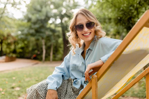 Mulher Sorrindo Loira Atraente Sentada Cadeira Praia Roupa Verão Camisa — Fotografia de Stock