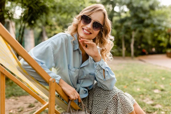 Atraktivní Blond Usmívající Žena Sedí Lehátku Letním Oblečení Modrá Košile — Stock fotografie