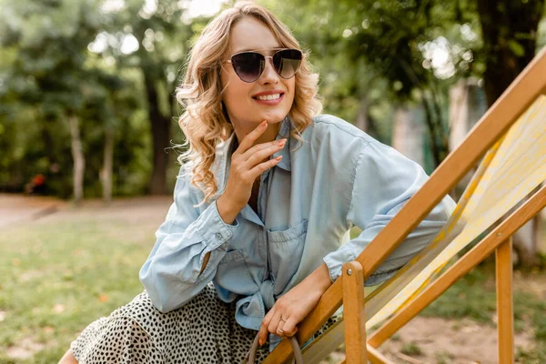 Atraktivní Blond Usmívající Žena Sedí Lehátku Letním Oblečení Modrá Košile — Stock fotografie