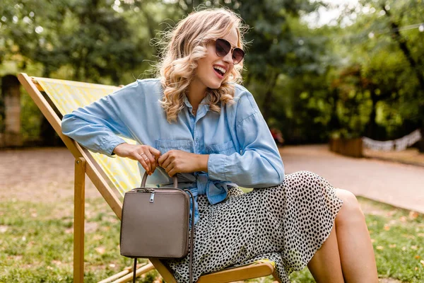 Attraktive Blonde Lächelnde Frau Liegestuhl Sommerlichen Outfit Blaues Hemd Elegante — Stockfoto
