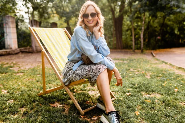 Atractiva Mujer Rubia Sonriente Sentada Relajada Silla Cubierta Con Elegante —  Fotos de Stock