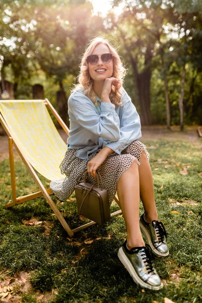 Atraktivní Blond Usměvavá Žena Sedí Uvolněná Lehátku Stylovém Oblečení Modrá — Stock fotografie