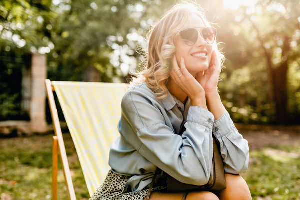 Atraktivní Blond Usměvavá Žena Sedí Uvolněná Lehátku Stylovém Oblečení Modrá — Stock fotografie