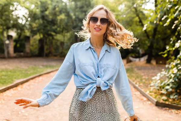 Attraktive Blonde Lächelnde Ehrliche Frau Die Park Sommerlichen Outfit Blaues — Stockfoto