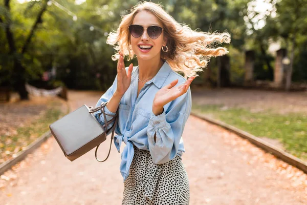 Retrato Hermosa Mujer Rubia Sonriente Caminando Parque Día Verano Brillante —  Fotos de Stock