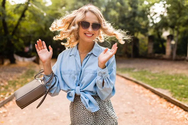 Porträtt Vacker Blond Leende Kvinna Promenader Parken Ljusa Sommardagen Snygg — Stockfoto