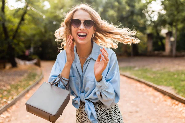 Atraktivní Blond Usmívající Upřímná Žena Mávající Dlouhými Vlasy Baví Procházky — Stock fotografie