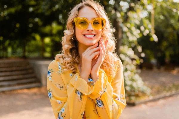 迷人的金发碧眼的女人 身穿黄色衬衫 戴着太阳镜 夏日时尚 阳光灿烂 心情愉悦 — 图库照片