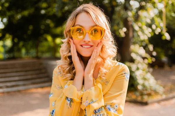 Retrato Bela Loira Elegante Mulher Emocional Blusa Amarela Usando Óculos — Fotografia de Stock