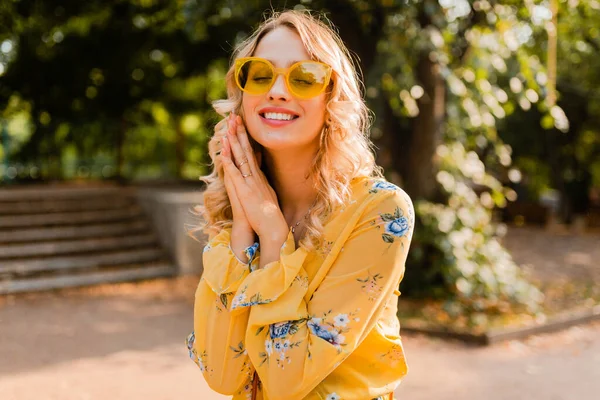 Portret Pięknej Blondynki Stylowe Uśmiechnięta Kobieta Żółtej Bluzce Noszenie Okularów — Zdjęcie stockowe