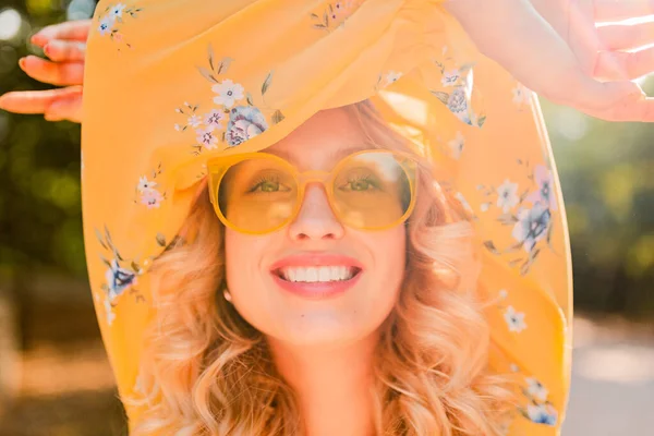 Portrét Krásné Blond Stylové Usměvavé Ženy Žluté Blůze Slunečními Brýlemi — Stock fotografie