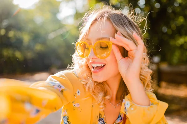 Portrét Krásné Blond Stylové Usměvavé Ženy Žluté Blůze Nosí Sluneční — Stock fotografie