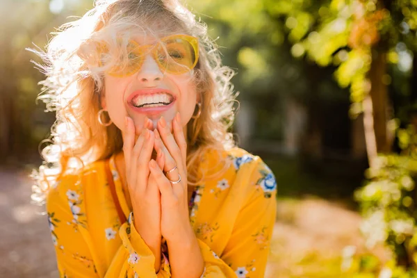 Portrét Krásné Blond Stylový Smích Křičící Emocionální Žena Žluté Blůze — Stock fotografie