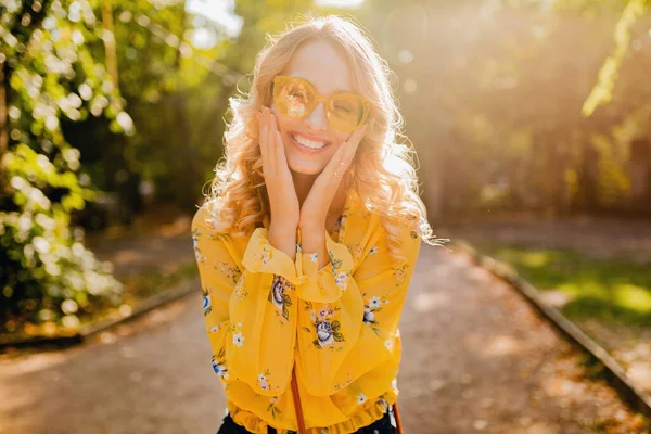 Portrét Krásné Blond Stylové Usměvavé Ženy Žluté Blůze Slunečními Brýlemi — Stock fotografie