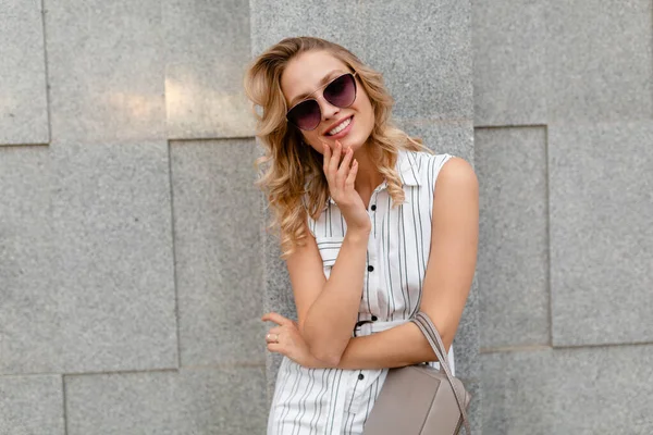 Jovem Atraente Mulher Elegante Com Penteado Encaracolado Loiro Andando Rua — Fotografia de Stock