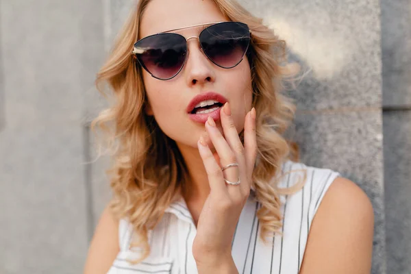 Jovem Atraente Mulher Loira Elegante Andando Rua Cidade Verão Vestido — Fotografia de Stock