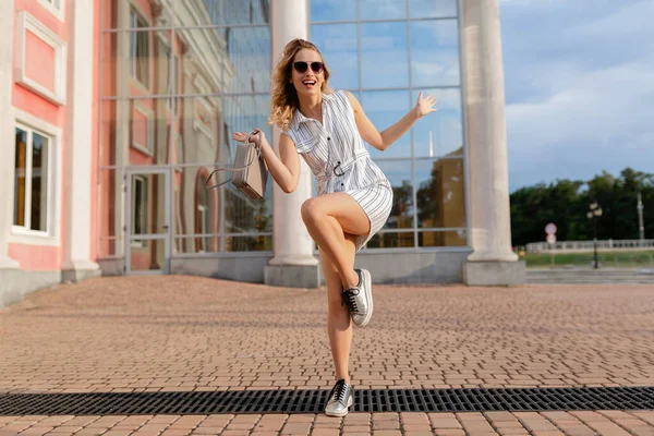 Jovem Atraente Mulher Elegante Correndo Salto Engraçado Tênis Rua Cidade — Fotografia de Stock