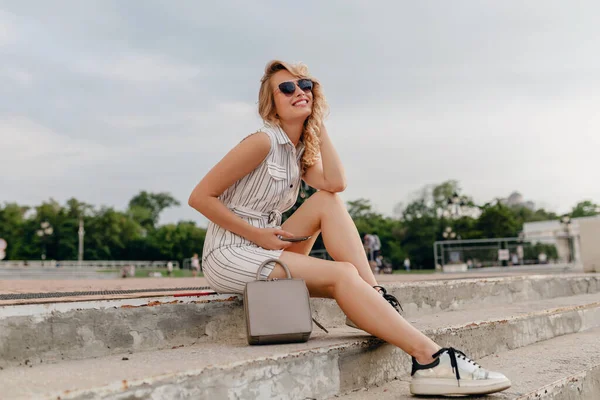 Jovem Atraente Mulher Loira Elegante Sentado Rua Cidade Verão Vestido — Fotografia de Stock