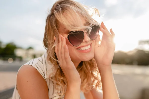 스타일의 선글라스를 웃으며 미소를 아름다운 금발의 여성의 근접촬영 — 스톡 사진