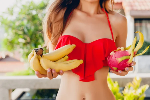 Giovane Donna Con Bel Corpo Magro Posa Con Frutta Tropicale — Foto Stock