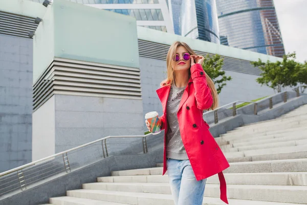 Joven Mujer Hipster Abrigo Rosa Jeans Calle Con Café Escuchando —  Fotos de Stock