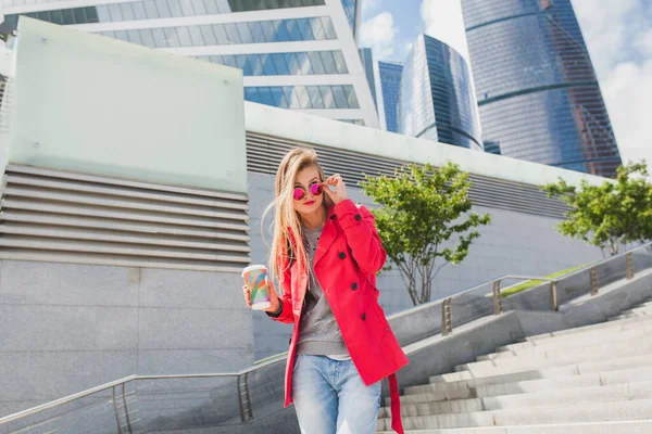 Joven Mujer Hipster Abrigo Rosa Jeans Calle Con Café Escuchando —  Fotos de Stock