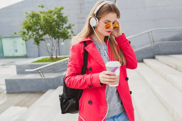 Joven Mujer Hipster Abrigo Rosa Jeans Calle Con Mochila Café —  Fotos de Stock