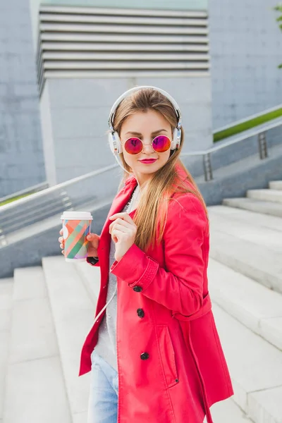 Joven Mujer Hipster Abrigo Rosa Jeans Calle Con Café Escuchando —  Fotos de Stock