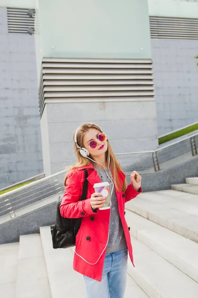 Joven Mujer Hipster Abrigo Rosa Jeans Calle Con Mochila Café —  Fotos de Stock