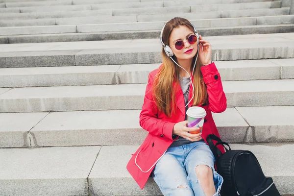 Joven Mujer Hipster Abrigo Rosa Jeans Calle Con Mochila Café —  Fotos de Stock