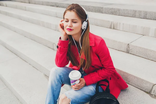 Jovem Hipster Mulher Casaco Rosa Jeans Sentado Rua Com Mochila — Fotografia de Stock