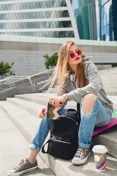 Joven Mujer Hipster Calle Con Tablero Equilibrio Usando Suéter Jeans —  Fotos de Stock