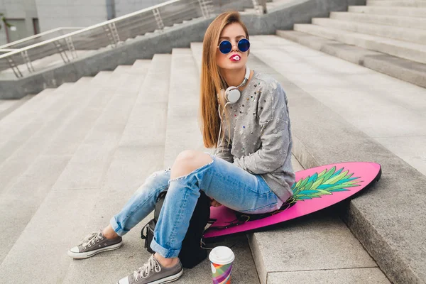 Sokaktaki Genç Hippi Kadın Denge Tahtasıyla Kazak Kot Pantolon Giyiyor — Stok fotoğraf