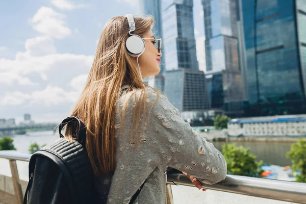 Joven Mujer Hipster Divirtiéndose Calle Escuchando Música Los Auriculares Usando — Foto de Stock