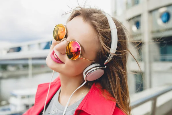 Sorrindo Feliz Jovem Hipster Mulher Casaco Rosa Ouvir Música Fones — Fotografia de Stock