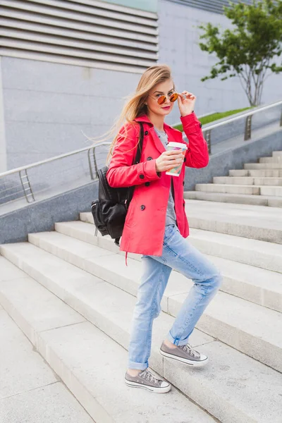 Joven Mujer Hipster Abrigo Rosa Jeans Caminando Por Las Escaleras —  Fotos de Stock