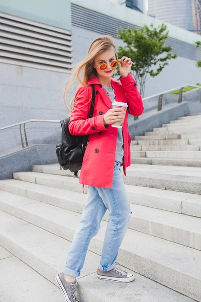 Joven Mujer Hipster Abrigo Rosa Jeans Caminando Por Las Escaleras —  Fotos de Stock