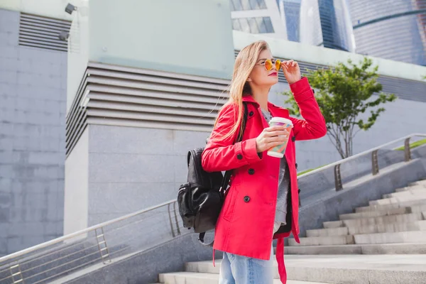 Joven Mujer Hipster Abrigo Rosa Jeans Caminando Por Las Escaleras —  Fotos de Stock