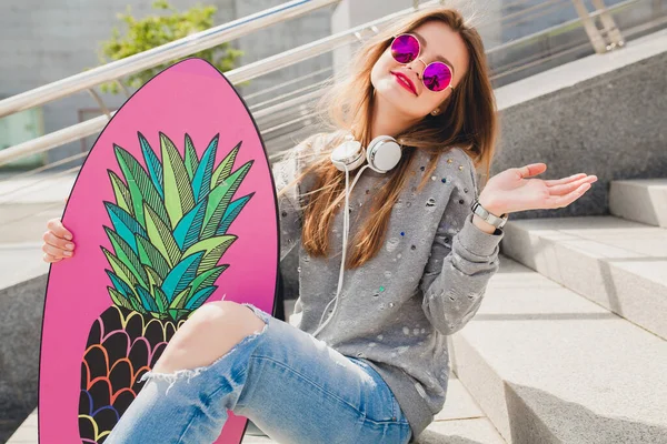 Jovem Hipster Mulher Óculos Sol Rosa Rua Com Equilíbrio Bordo — Fotografia de Stock