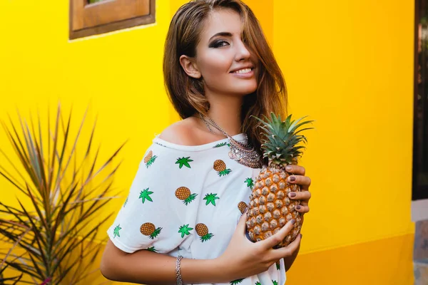 Mulher Sorridente Atraente Férias Moda Verão Shirt Impressa Mãos Segurando — Fotografia de Stock