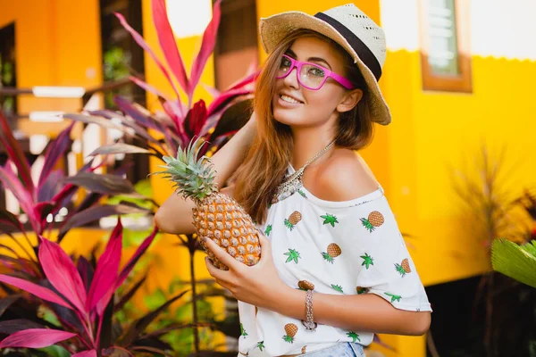 Mulher Sorridente Atraente Férias Impresso Shirt Chapéu Palha Verão Moda — Fotografia de Stock