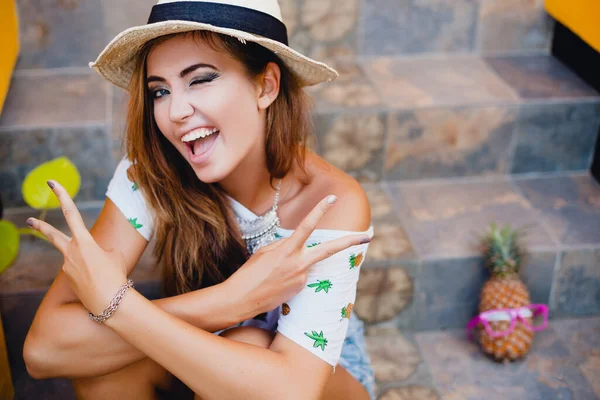 Mulher Atraente Férias Verão Com Expressão Cara Legal Engraçado Sorrindo — Fotografia de Stock