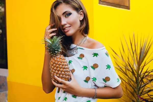 Portrait Attractive Woman Pinted Shirt Summer Vacation Holding Pineapple Fruit — Stock Photo, Image