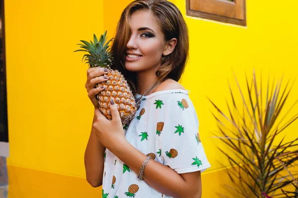 Portrait Attractive Woman Pinted Shirt Summer Vacation Holding Pineapple Fruit — Stock Photo, Image