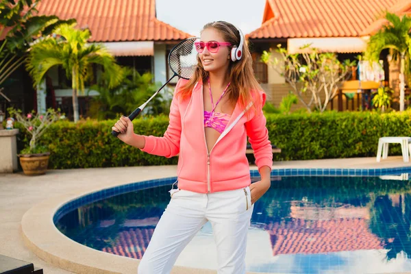 Donna Attraente Che Sport Piscina Con Cappuccio Rosa Colorato Indossando — Foto Stock