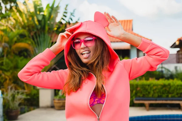 Mulher Atraente Com Capuz Rosa Colorido Usando Óculos Sol Nas — Fotografia de Stock