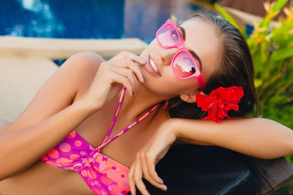 Donna Sexy Vacanza Estiva Sdraiata Piscina Indossando Bikini Occhiali Sole — Foto Stock